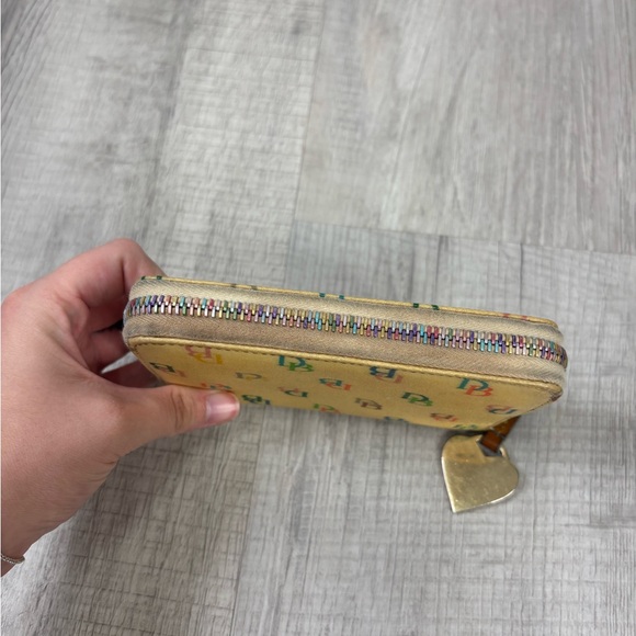 vintage Dooney & Bourke wallet with a yellow/cream - Picture 3 of 5